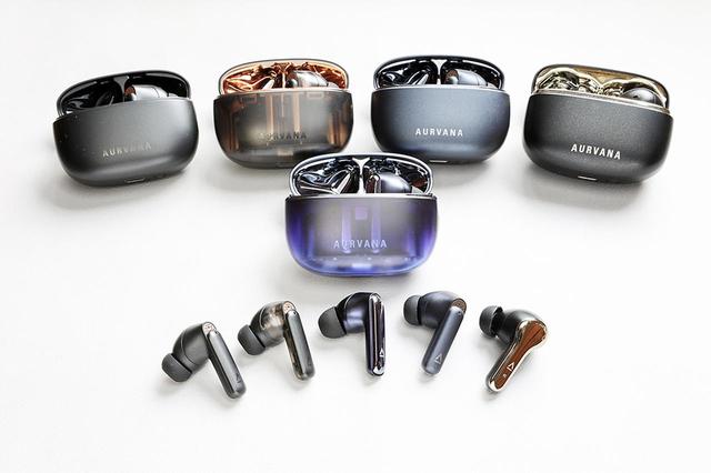 画像: ▲Aurvana Aceシリーズ。左上から時計周りに、「Aurvana Ace」「Ace 2」「Ace Mimi」「Ace SXFI」。中央が本稿の主役「Aurvana Ace 3」。手前のイヤホンは、左から「Ace」「Ace 2」「Ace 3」「Ace Mimi」「Ace SXFI」