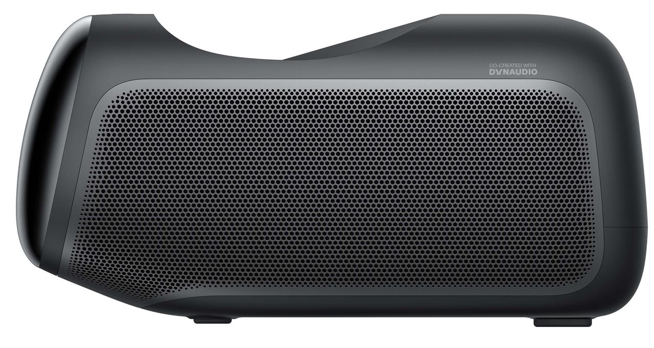 画像: 本体右側側面。パンチングメタル製のカバーの内部にスピーカーユニットが仕込まれている。さりげなく配されている「DYNAUDIO」のロゴマークにも注目していただきたい