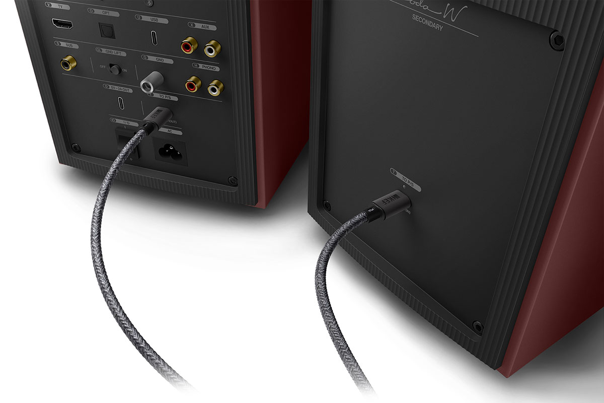 画像: デジタル、アナログの有線接続に加え、フォノ入力（MMフォノイコライザー搭載）も備えている。左右のスピーカー間はUSB-Cケーブルでつなぐだけ