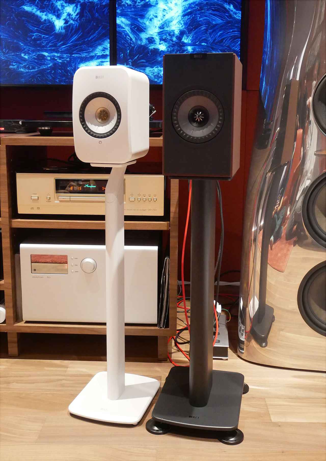 画像: 既発売のネットワークスピーカー「LSX II」（左）と、新製品「Coda W」（右）