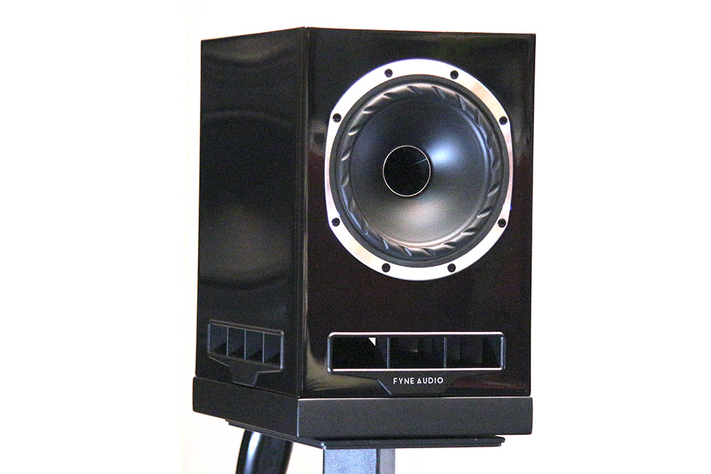 画像: ファイン・オーディオの新型ブックシェルフスピーカーシステム「F500S」（価格、発売時期未定）。同ブランドの処女作であるF500をリファインし、最新設計の8インチIsoFlare（アイソフレアー）ポイントソース・ドライバーを搭載している