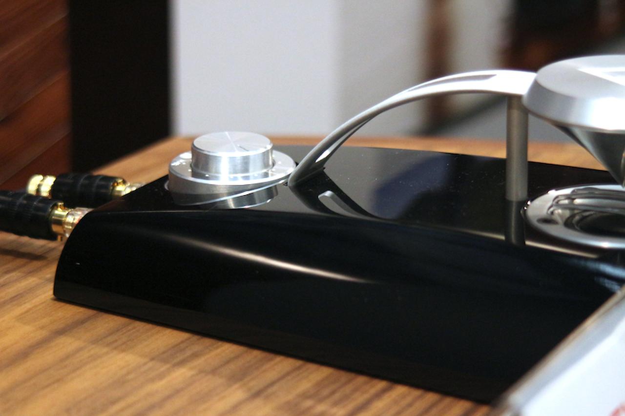 画像: 「SUPER TRAX」の後方接続端子の近くには、±3dBで調整可能なレベルコントローラーダイヤルがある。これにより感度92〜98dBに対応するという