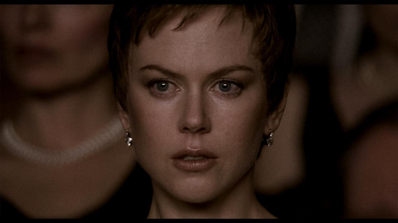 画像: 当初はおとぎ話のような映画を目指していた。プロデューサーが推薦したジャンやミロ（ミロ･アディカ／『チョコレート』でオスカー･ノミネート）が脚本制作に加わり、8か月の間に内容が大きく変わった。最大の変更は、少年の視点から女性の視点に変更したことで、あらゆる疑問が新たな疑問へと繋がるような、力強い作品を目指した。輪廻転生を信じてはいないが、永遠の愛という概念に興味があり、深い感情のミステリーを作りたかったからだ。ニコールの起用にも最初は反対した。スタア俳優の起用はキャラクターの繊細な性質を傷つけるだけだと思ったからだ。だが彼女と会って話しているうちに、彼女はこの役になりきる準備ができていると気づいた。そこで脚本を書き直し、彼女のために特別に仕立てていった。アンナの外見と内面の両方で喪に服している様子を表現するため、極端なショートカットと簡素な衣装で外見を整え、ある種、すべての魅力とセクシュアリティを手放した女性を表現した。台詞も短く途切れ途切れのもの変え、その日の撮影を終えて台詞を書き上げ、撮影当日に渡すことも多かった。監督ジョナサン･グレイザー