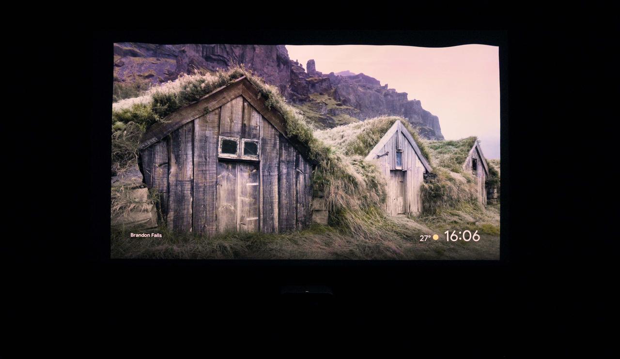 画像: 通常のプロジェクターではほとんど気にならないスクリーンの微妙な波打ちが、超短焦点プロジェクターの場合、非常に目立つことがある。写真ではスクリーンの右上側が波打っていることがわかる