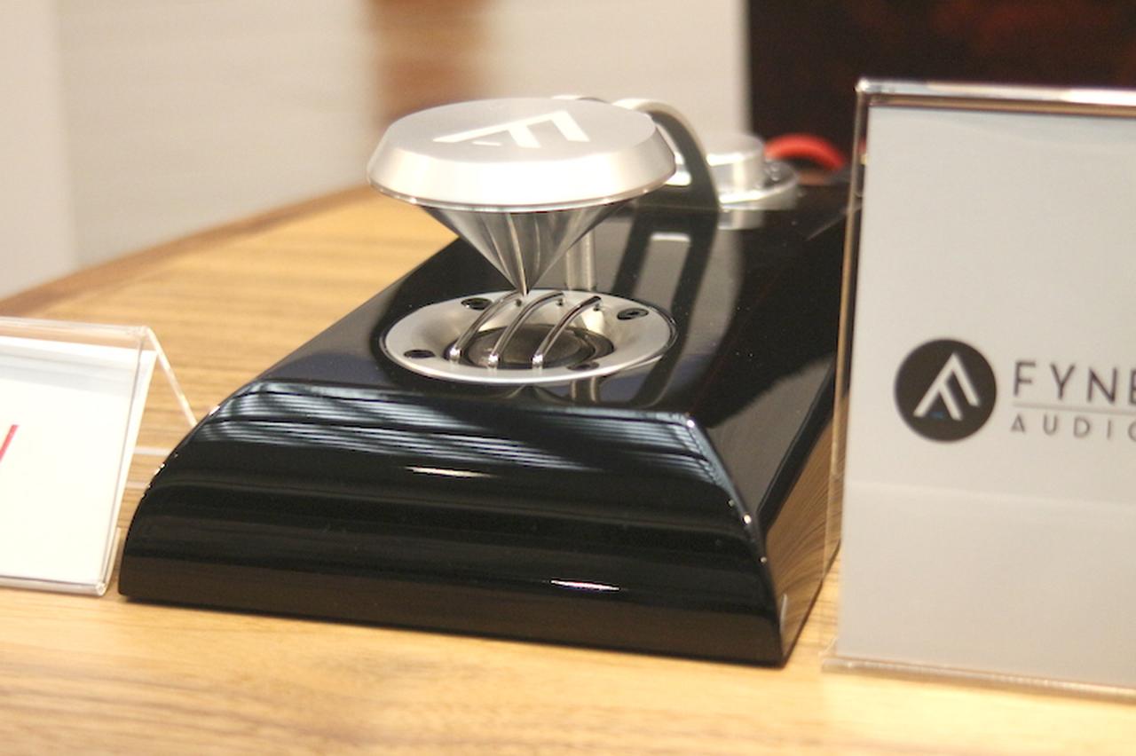 画像: ファイン・オーディオの新型スーパートゥイーター「SUPER TRAX」（価格、発売時期未定）。25mmカーボンダイヤフラムを上向きに配置、その直上に円錐型のTractrixディフューザーをレイアウトすることで、360度、全方位に音を送出する