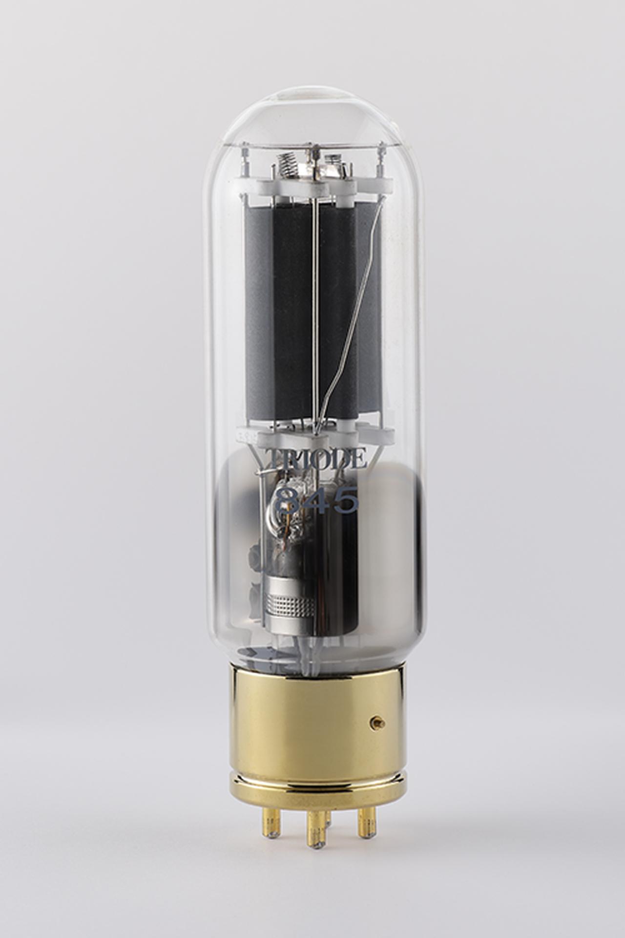 画像: 出力管のTRIODE銘845。845用ソケットはJUNONE 845Sで開発した4ピンのソケットを引き続き採用する。バヨネット式ではなく、テーパー状の金メッキピンで真空管を確実に保持する。