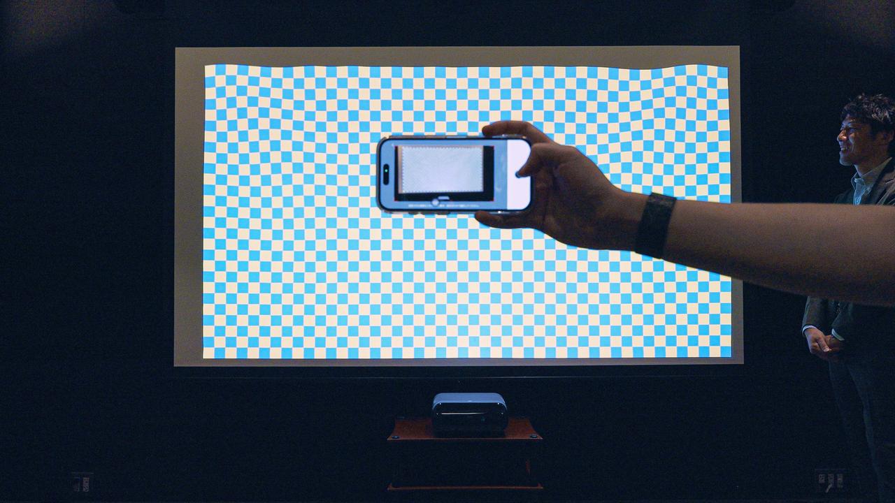 画像: 「O2S Ultra 4K」では、「画像の平坦化」機能を新搭載。JMGOアプリをインストールしたスマホでスクリーンを撮影、その映像を元に、画像を正しい状態にアジャストできる画期的なフィーチャーだ