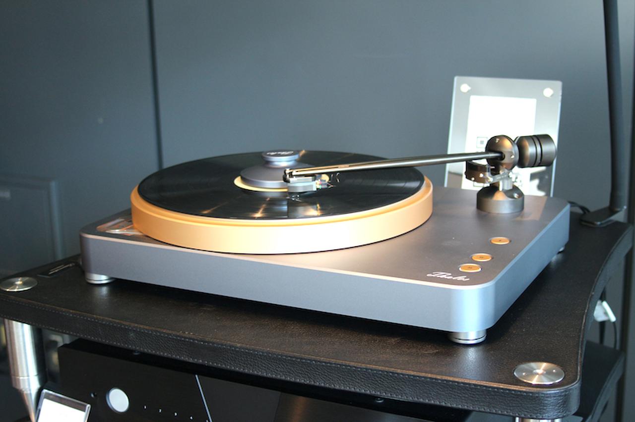 画像: ターレス・トーンアームのターンテーブル「THALES Referrence」（価格・発売未定）。回転速度を調整する特許技術Centrifugal governorにより駆動力と制御力をバランスさせて安定した回転を約束するのだという