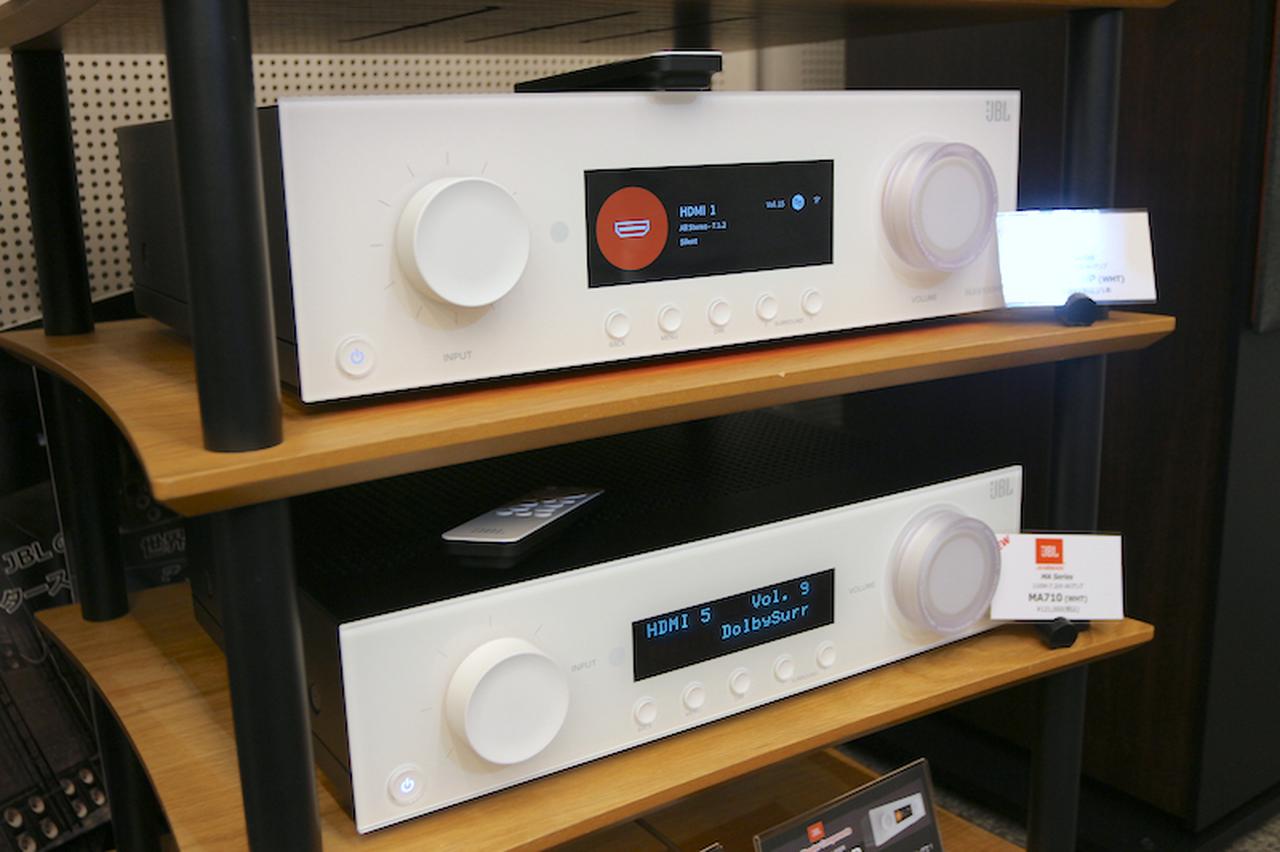 画像: ホワイトのフロントパネルが印象的なJBLのAVアンプ２モデルも展示されていた。写真上が9.2chモデルの「MA9100HP」（￥253,000）、写真下が7.1chモデルの「MA710」（￥121,000）