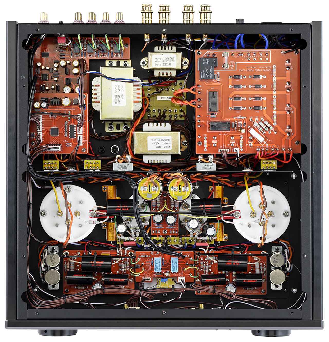 画像: 内部を見る。前モデルのJUNONE 845Sから奥行きを80mm伸長して、トランス類の重量を支える堅牢な構造と、電気的な相互干渉を抑える理想的な部品配置を実現したという。ボリュウムICには、0.25dBステップ制御まで可能な日清紡エレクトロニクスのMUSES72323を採用。カップリング用の独ムンドルフ製フィルムコンデンサーMCap Supreme Classicなど、高品質パーツが投入されている。
