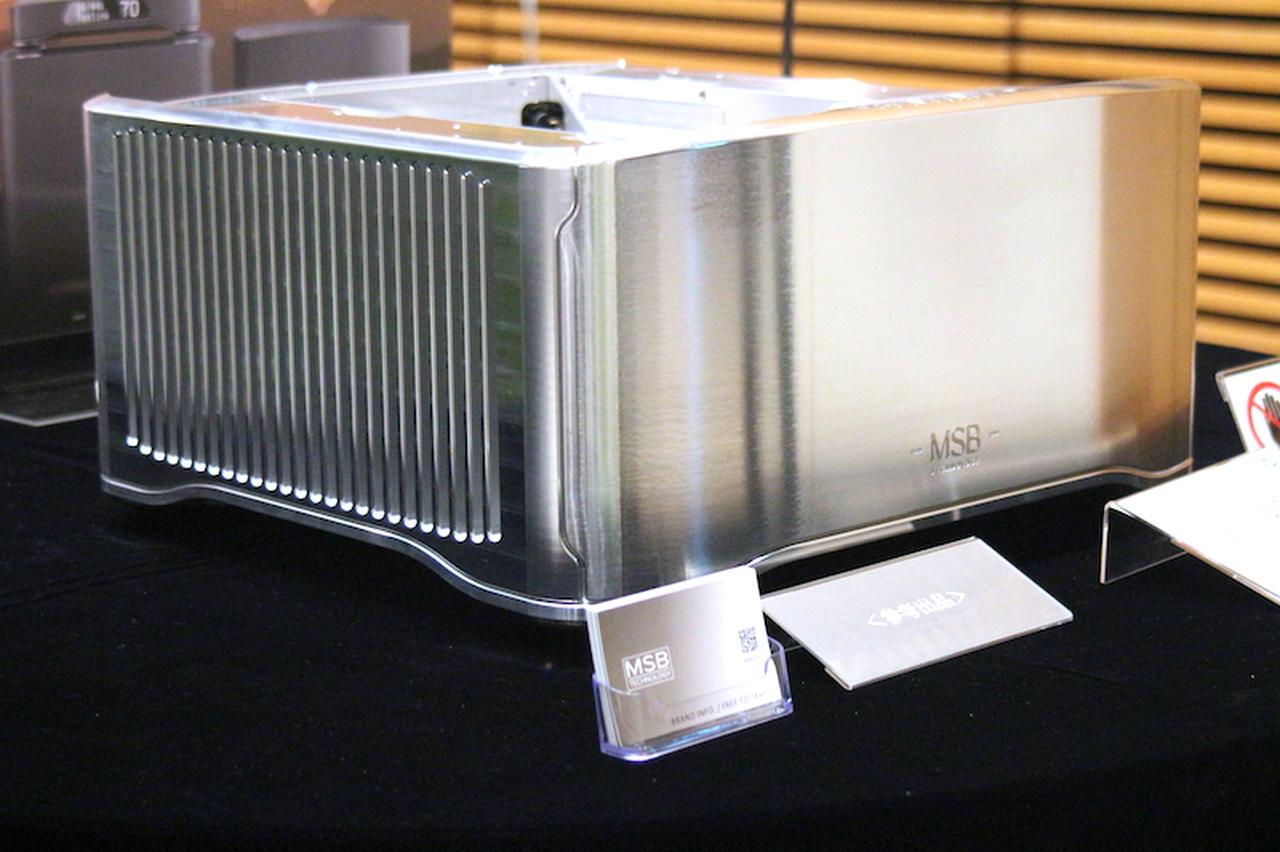 画像: 参考出品のMSBテクノロジー「SENTINEL DAC」（価格、発売時期未定）。展示機は表面のパネルがメタリックな仕上げだが、販売モデルでは同ブランドの他機種に倣った仕上げになるという
