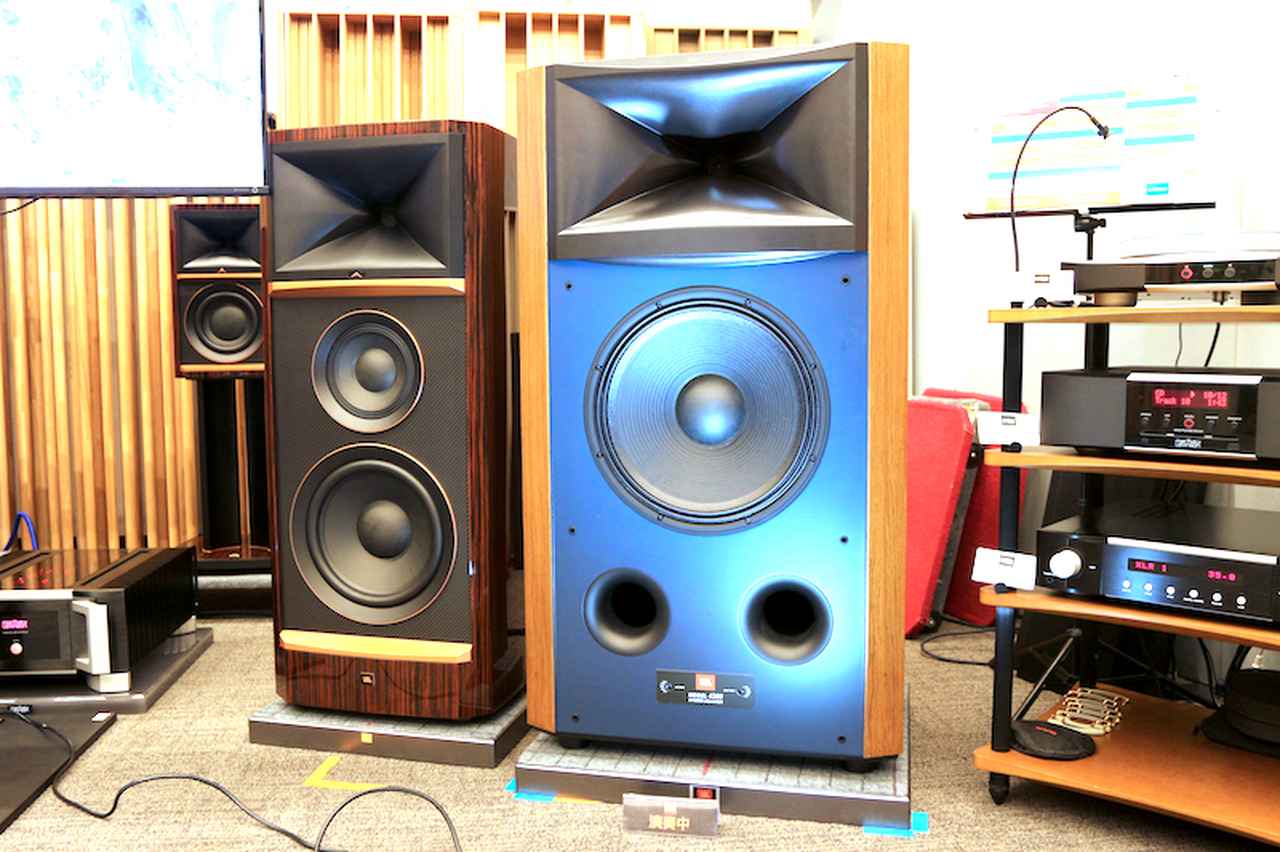 画像: 世界初公開となった「MODEL4369」（写真右）。380mmウーファーと3インチD2コンプレッションドライバー＆HDIホーンによる2ウェイ機だ。スタジオモニターシリーズの特徴でもあるブルーバッフルを採用。2026年の発売を予定しているという