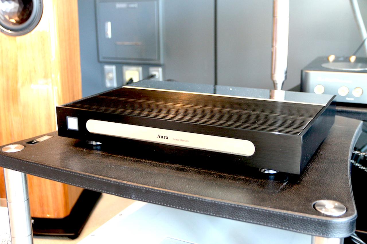 画像: 「LCC1」と同じくlinear classicsシリーズのパワーアンプ「LCP1」（￥396,000／2026年1月1日より￥462,000）。2025年春に発売されたlinear classicsシリーズの初号機である。オーラのシンプル＆ミニマリズムを継承しつつ、新たなパワーデバイスを採用し、余裕ある出力を可能にしているとのこと