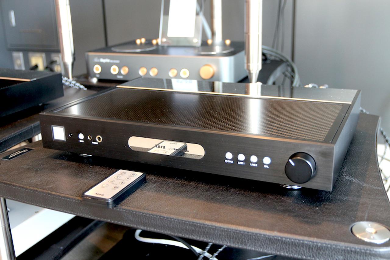 画像: オーラ、linear classicsシリーズのニューカマー「LCC1」（￥495,000／12月発売予定）コントロール／ヘッドフォンアンプ。薄型筐体に高品位な回路を収めるべく、カスタム素子も開発、搭載する。さらに意匠へのこだわりも多く、金属加工で定評のある燕三条でパネルの製造を行なっているという