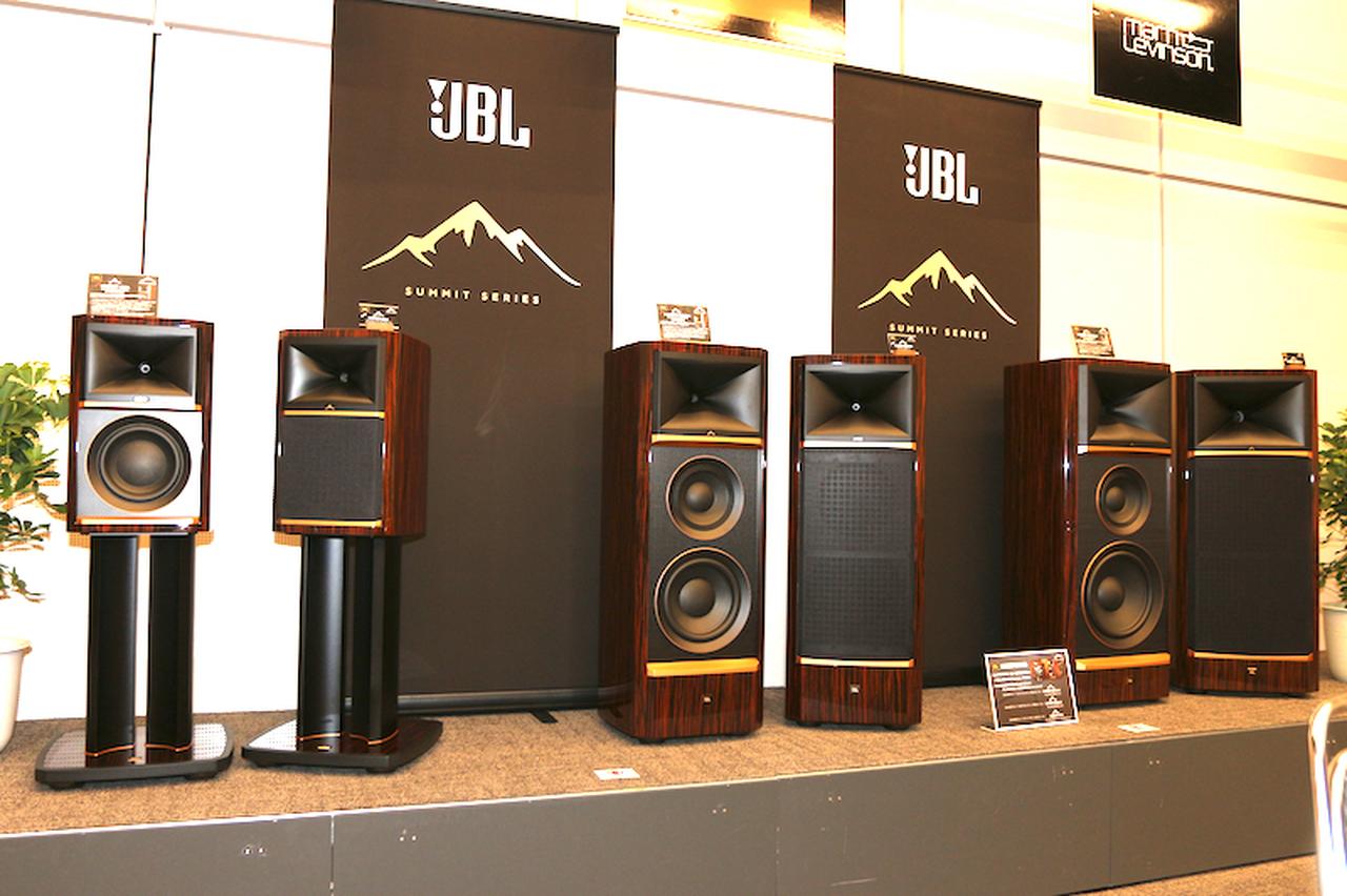 画像: JBLの最上級シリーズとしてリリースされた「JBL Sumitシリーズ」がラインナップ勢揃いで展示された。写真左から、「Sumit Ama」（￥286万／ペア、スタンド附属）、「Sumit Pumori」（￥440万／ペア）、「Sumit Makalu」（￥660万／ペア）。フロア型のSumit PumoriとSumit Makaluは11月発売予定。
