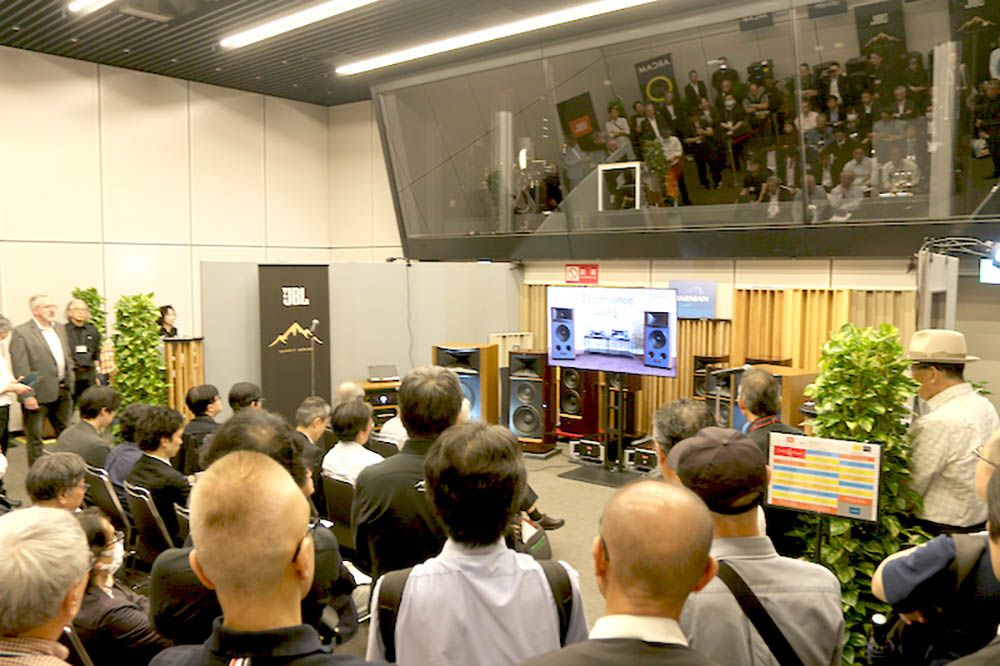 画像: ブース内は常に人が溢れている状態だった