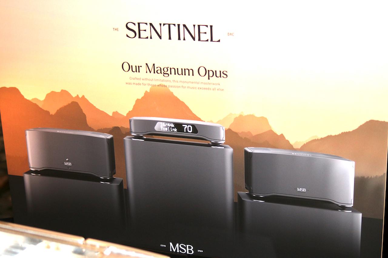 画像: 「SENTINEL DAC」を構成する３筺体のイメージ。中央にコントロール部。左右に託すDAC部と電源部がある。ご覧の通り、DAC部と電源部は同じサイズの筐体である