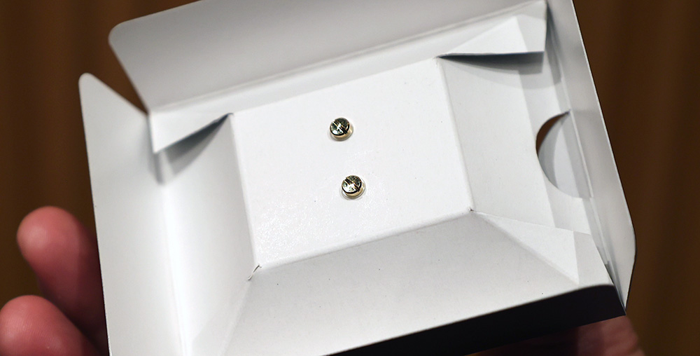 画像: カートリッジは紙製のホルダーに固定されている