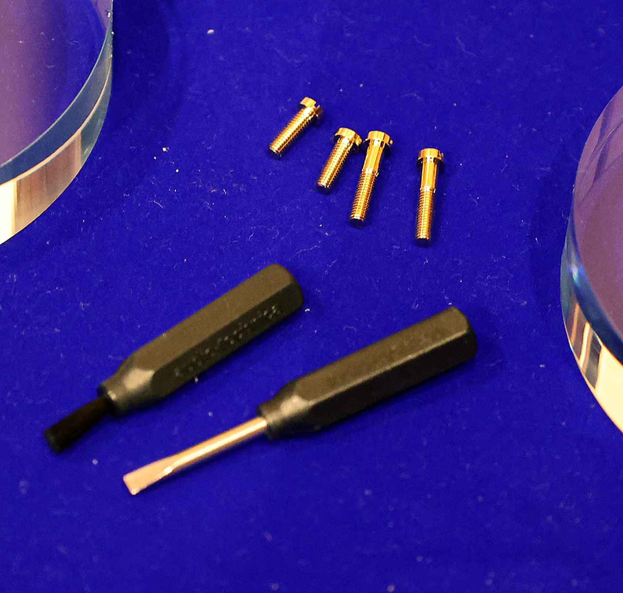 画像: 取り付けネジは13mm、10mm、8mm（各ペア）の3セットを同梱