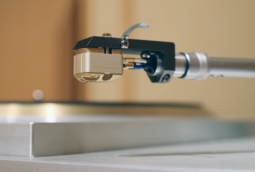 画像: インテグレーテッド型のトーンアームに取り付けやすいようにした、ネジ切り仕様を採用