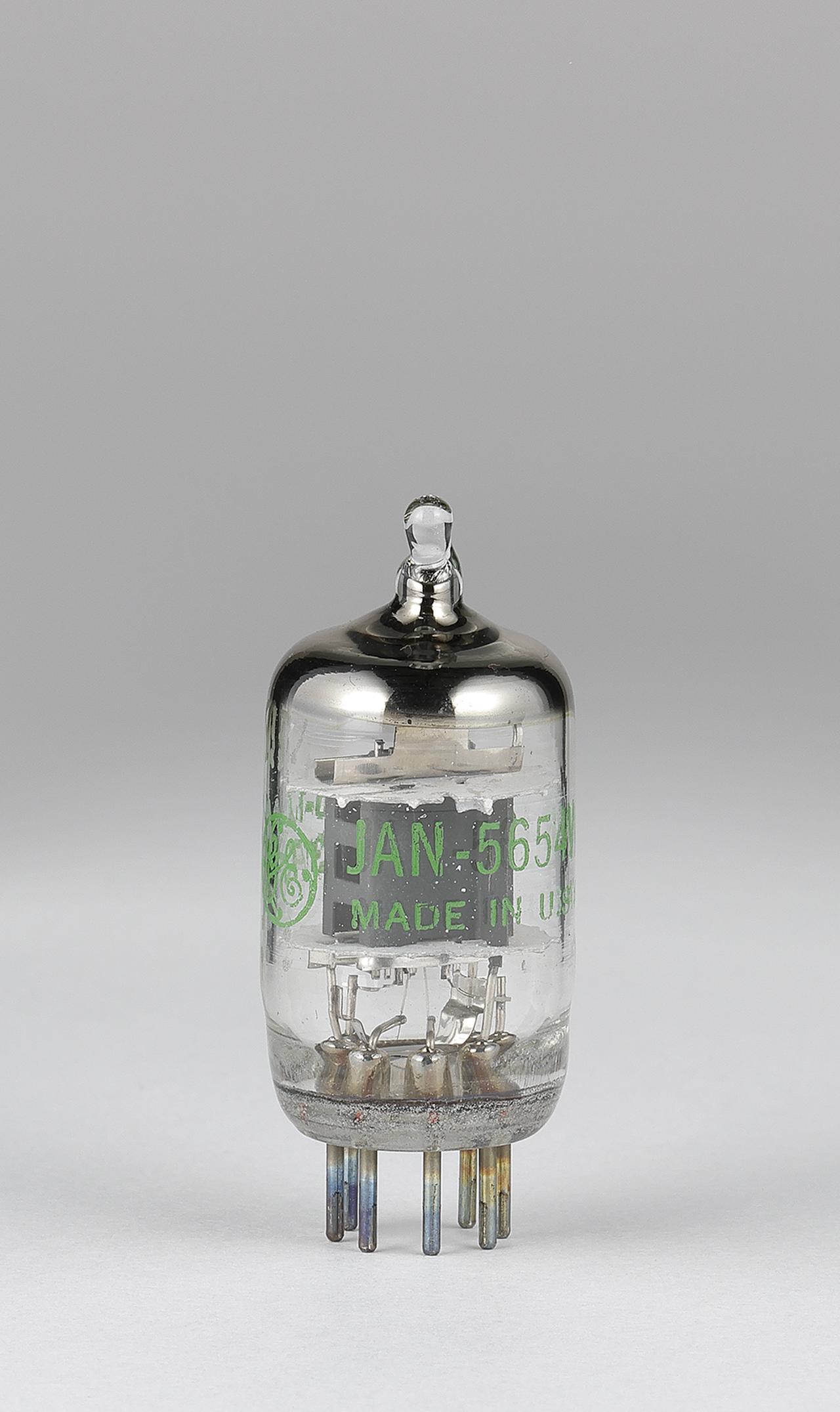 画像: 左が前段を構成する7ピンMT管の5654W/6AK5。シャープカットオフ5極管で、ヒーターの規格は6.3V/0.175A。右が出力管の6005/6AQ5。電気特性が6V6GT相当の7ピンMT管で、定格は最大プレート電圧250V、ヒーター6.3V/0.45A。いずれもGE製を採用している。