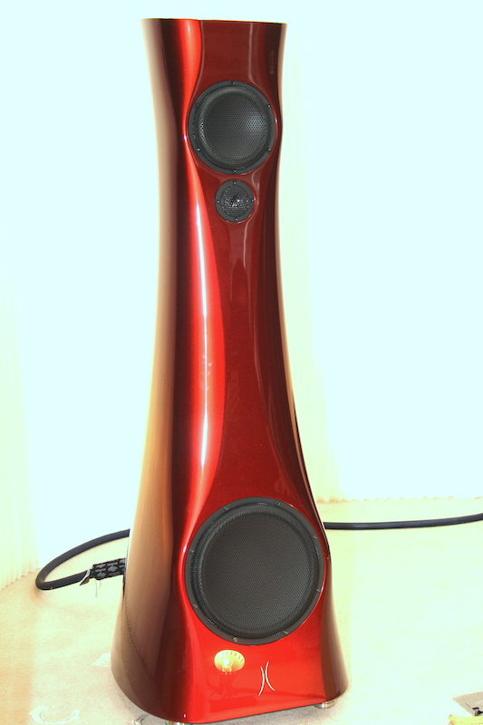 画像: エストロンの上級モデルXシリーズ最上級機「X Diamond MkII」(¥15,950,000/ペア<標準仕上げ・Black Lava Liquid Gloss、White Gloss>)。このほか特別仕上げには追加費用が設定される。Blue Cobalt Liquid Gloss:¥242,000、White Matte:¥506,000、Violet Night Liquid Gloss:¥506,000、Silver Pure Alu Liquid Gloss:¥737,000、Silver Pure Alu Matte:¥737,000、Red Rocket Liquid Gloss:¥1,276,000(全てペア・税込価格)