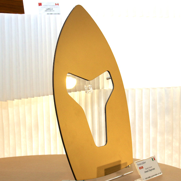 画像: Amati Supremeの天板。Y字にデザインされたウィンドウがあり、エンクロージュアに組み込まれた状態では、ウィンドウから中高域用のクロスオーバーネットワークを見ることができる