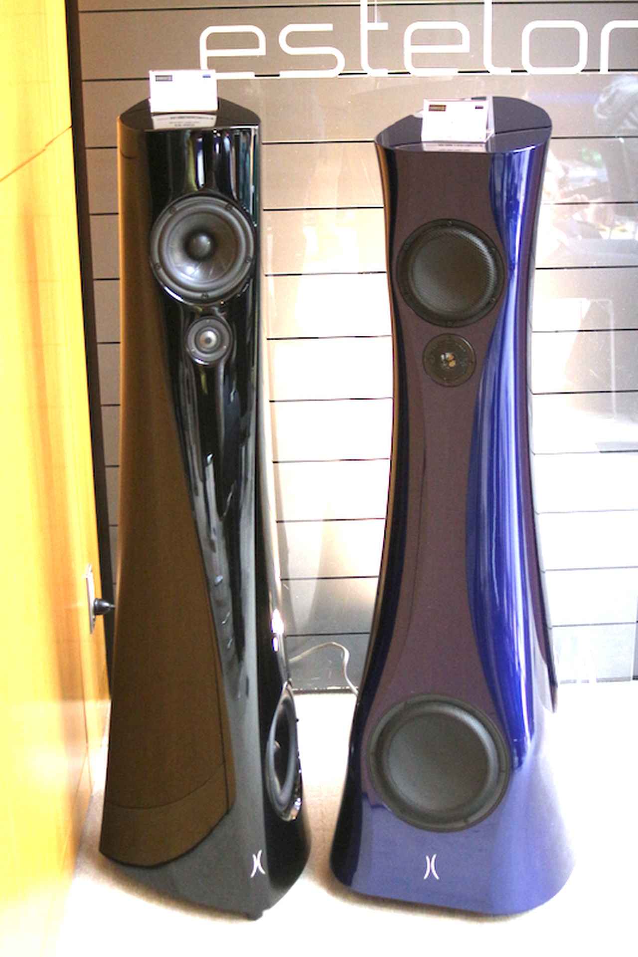 画像: エストロンの既発売スピーカーシステム「YB MkII」（￥4,950,000／ペア）［写真左］と「XB Diamond MkII」（10,780,000／ペア）［写真右］