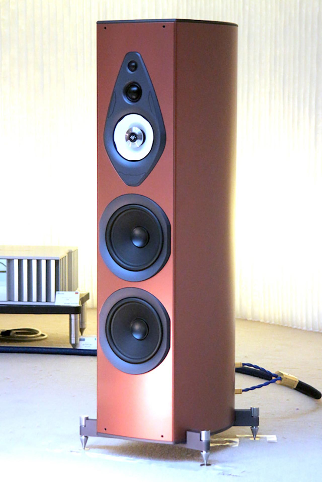画像: ソナスファベール「Amati Supreme」(¥14,850,000/ペア・10月29日発売)2本の220mmウーファー、165mmミッドレンジ、38mmトゥイーターおよび20mmスーパートゥイーターで構成される4.5ウェイフロア型スピーカーシステム。同ブランドフラッグシップモデル「Surema」と同様のテクノロジーをいくつも踏襲して完成したという。こちらは「テラ・ロッサ」カラーモデル
