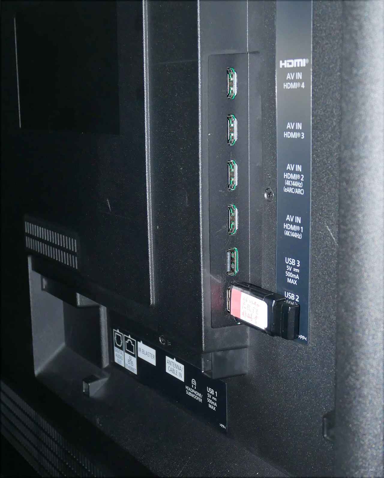 画像: 接続端子は背面右側に並んでいる