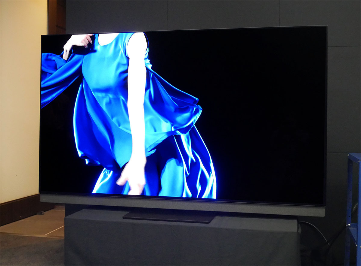 画像: スタンドは固定タイプで、スイーベル機能は搭載していない