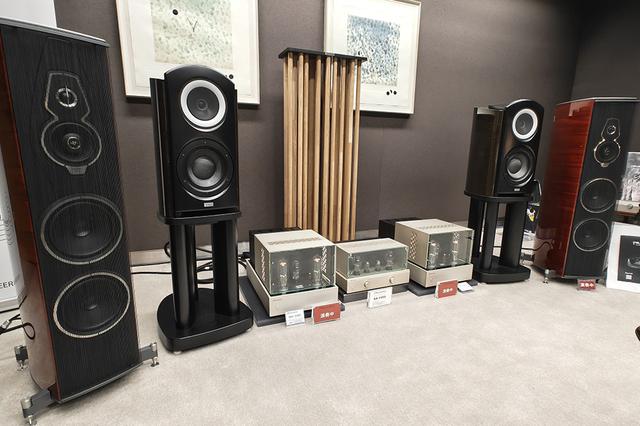 画像: 真ん中に鎮座しているのは、「SA-1500」というステレオ・インテグレーテッド・アンプで価格は、¥1,870,000(税込)。その左右に置かれているモデルが、「MA-5000」でペアで¥14,300,000(税込)のモノラル・パワーアンプになる