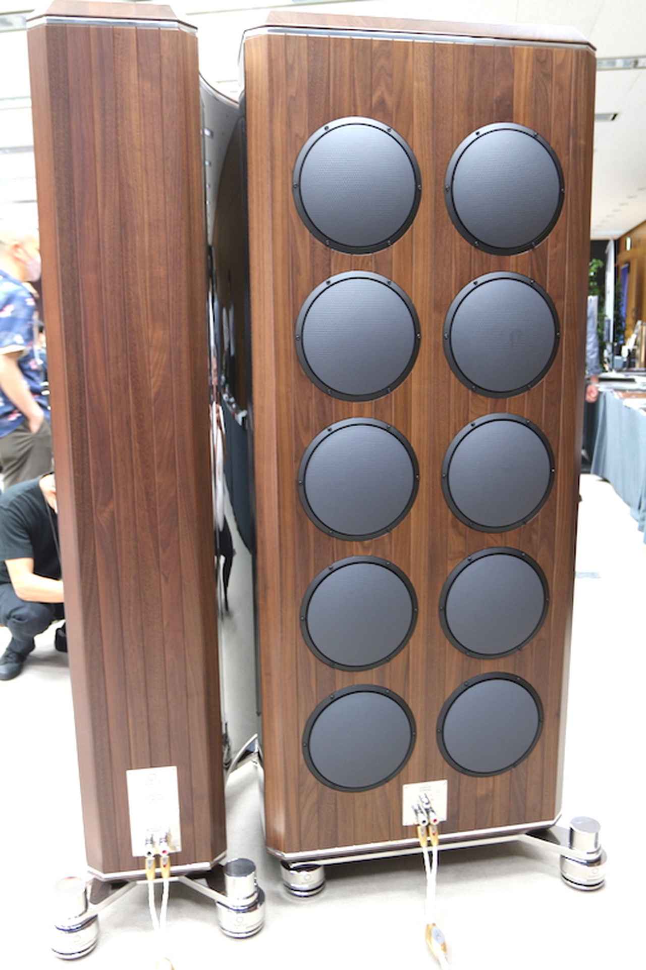 画像: 「Coltrane Supreme Extreme」は中高域用エンクロージュア（左）と低域用エンクロージュア（右）の２タワー構成。２つのエンクロージュアは並べた際に隣接する面を同じ曲面とし、隙間から前後方向が見通せなくなっている。この画像は背面側で低域用エンクロージュアに並んでいるのは250mmパッシブラジエーター。前面には５本の同サイズウーファーが並ぶ