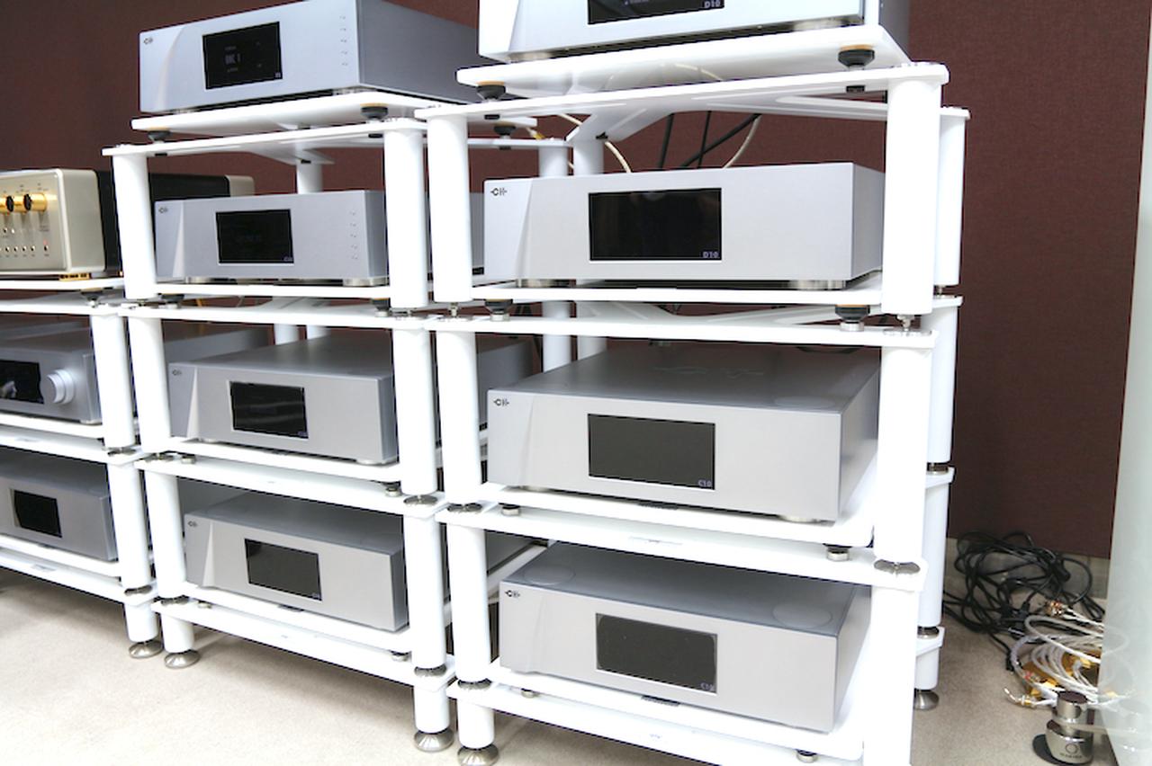 画像: 「D10」とともにラックに納められていたのがD/Aコンバーター「C10」（予定価格￥18,700,000・税込）。DAC本体、左右チャンネル独立電源、入力部、入力部電源と同サイズの筐体が並ぶ