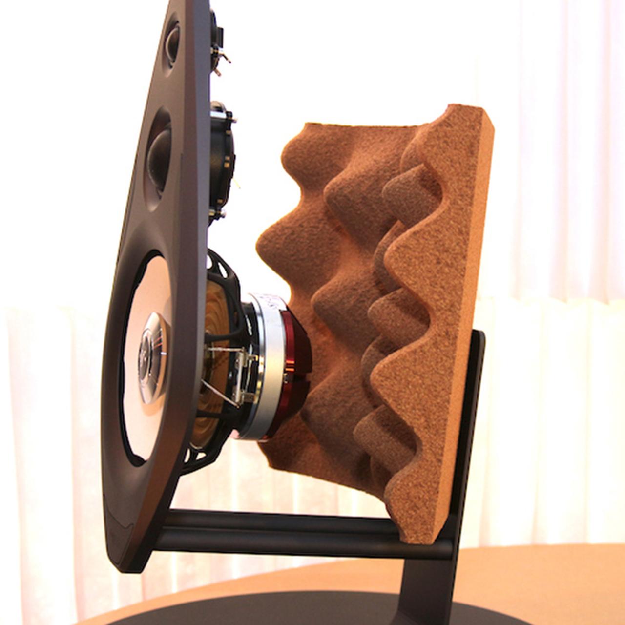 画像: Amati Supremeの中高域ユニットが配置される独立したバッフルと、その後方に組み込まれるコルク製チャンバー