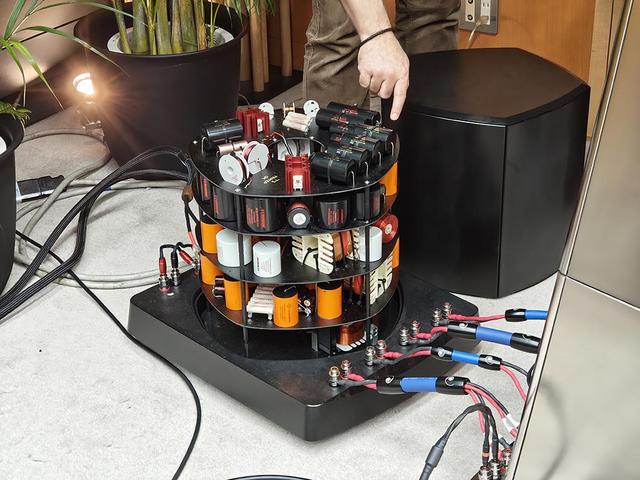 画像: クロスオーバー・ネットワークは、外部に配置されていた