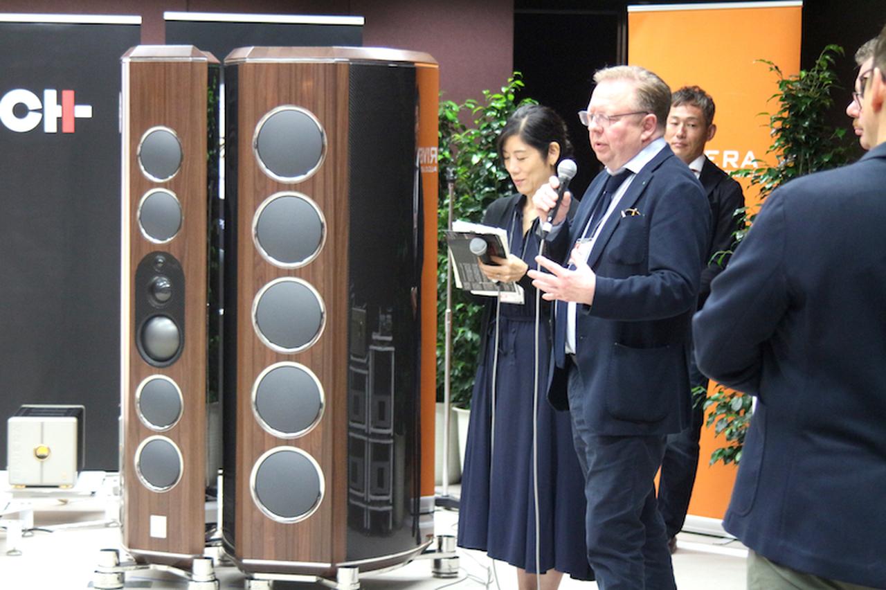 画像: CEOのトーク中に別の角度から見てみると、「Coltrane Supreme Extreme」と人の大きさを比較できる。片チャンネルあたり2つのエンクロージュアで構成する本機。どれほど大型モデルであるかおわかりいただけるだろうか