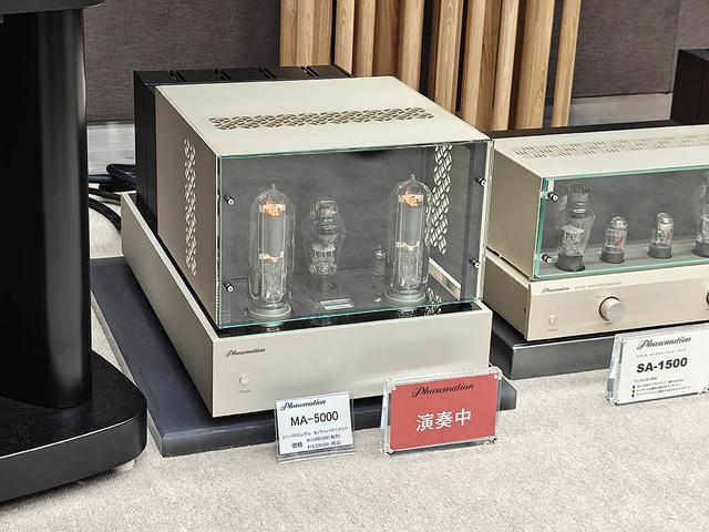 画像: 演奏中の「MA-5000」。組み込まれた"WE-300B"の真空管がほんのりと光っているのが分かる
