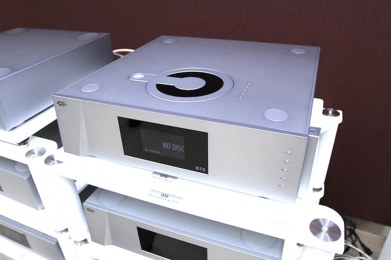 画像: CHプレシジョンのデジタルトランスポート「D10」（予定価格￥17,000,000〜18,000,000・税込）ラックのすぐ下には同サイズの筐体の電源ユニットがあった