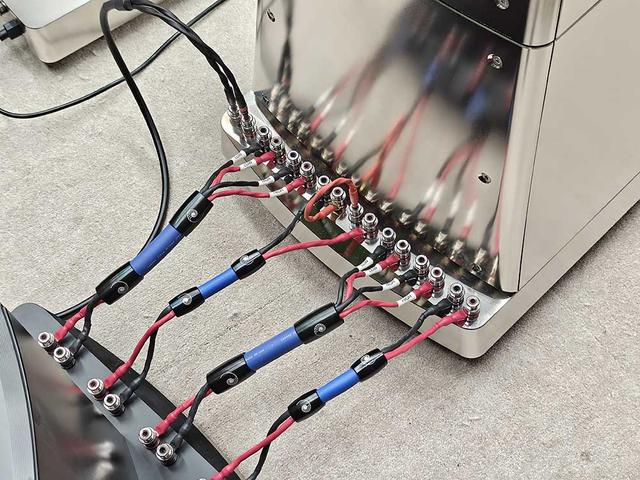 画像: 「TITAN」と外部に配置されたクロスオバー・ネットワークと接続している状態