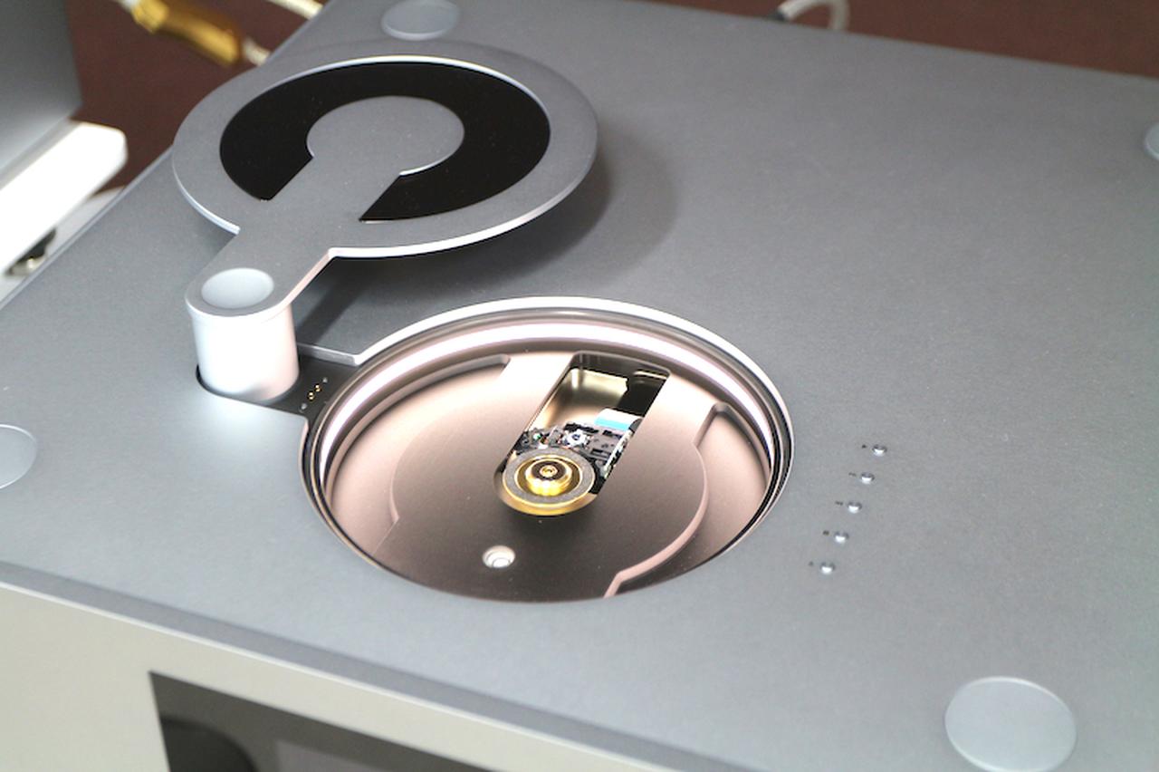 画像: D10はトップローディング機構を採用。天面の一部がわずかに上昇し、円形部分が後方へ弧を描いて移動すると、ディスクドライブ部が姿を現す。トップローディングながらラップの最上段でなくても設置できるようにと考案された機構だという