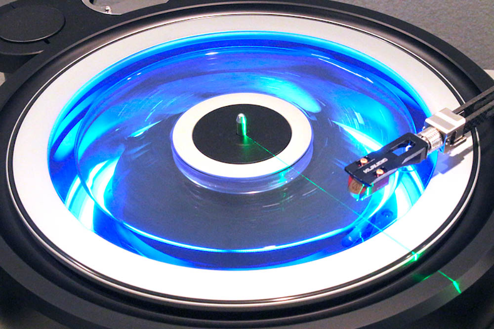 画像: MAGNEZAR-NCのプラッター内部にはプルーのイルミネーションが仕込まれており、回転する様子を印象的に見せている