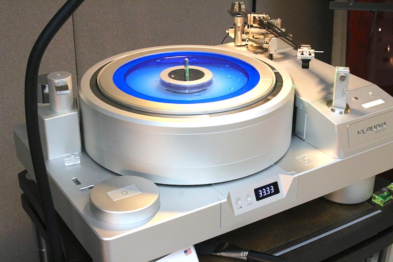 画像: 英国クラウディオのアナログターンテーブル「MAGNEZAR」(¥17,875,000/12インチ・トーンアームARM-AP12付属)。永久磁石によりフローティングする独自の構造を採用し、アルミ削り出しの約20kgのプラッターを浮かせて回転させる。専用開発したダイレクトドライブモーターによって精密な回転速度管理を可能にしているという。再生するレコードの反りを矯正できるクランプ機構も搭載している