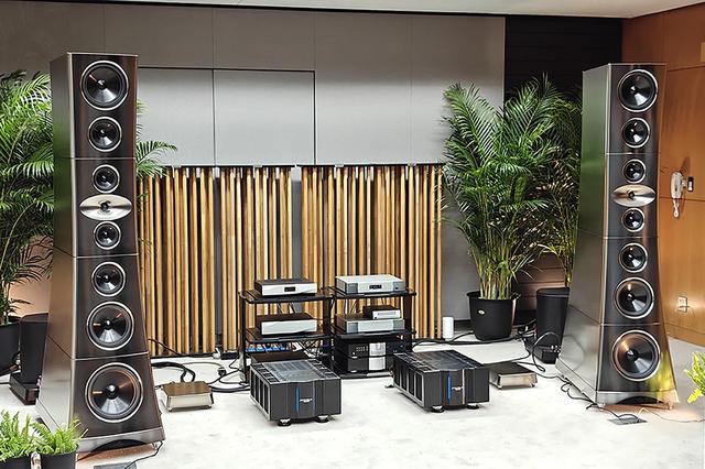 画像: 5つから構成されるスピーカーは、外部クロスオーバーを備えた完全パッシブの 5 ウェイ、8 ドライバー構成で、タワーごとに 1 ~ 5 つの増幅チャネルを収容している
