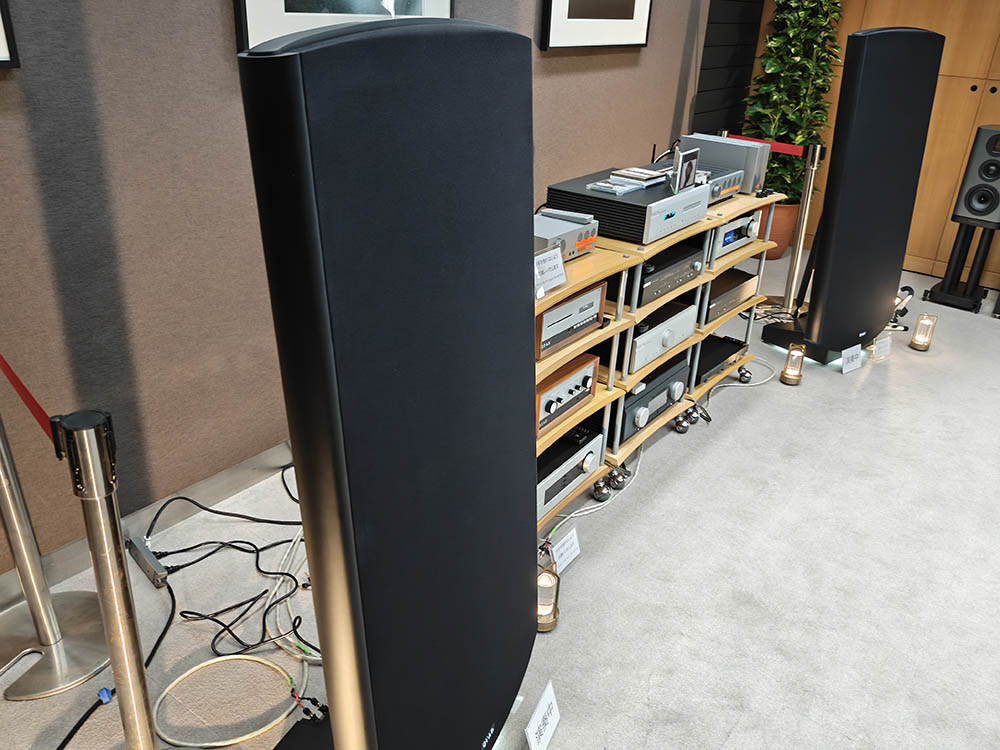 画像: 左右に設置されたスピーカーは、QUADの新しいスピーカーで「ESL1912X」(価格:未定)
