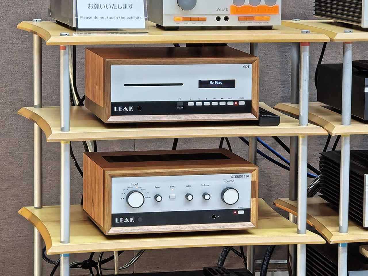 画像: 上段には、LEAKのCDT(CDトランスポート/価格:¥158,000・税込)、下段には、USB/ DACの「STEREO230」(価格:¥283,800・税込)が収まる