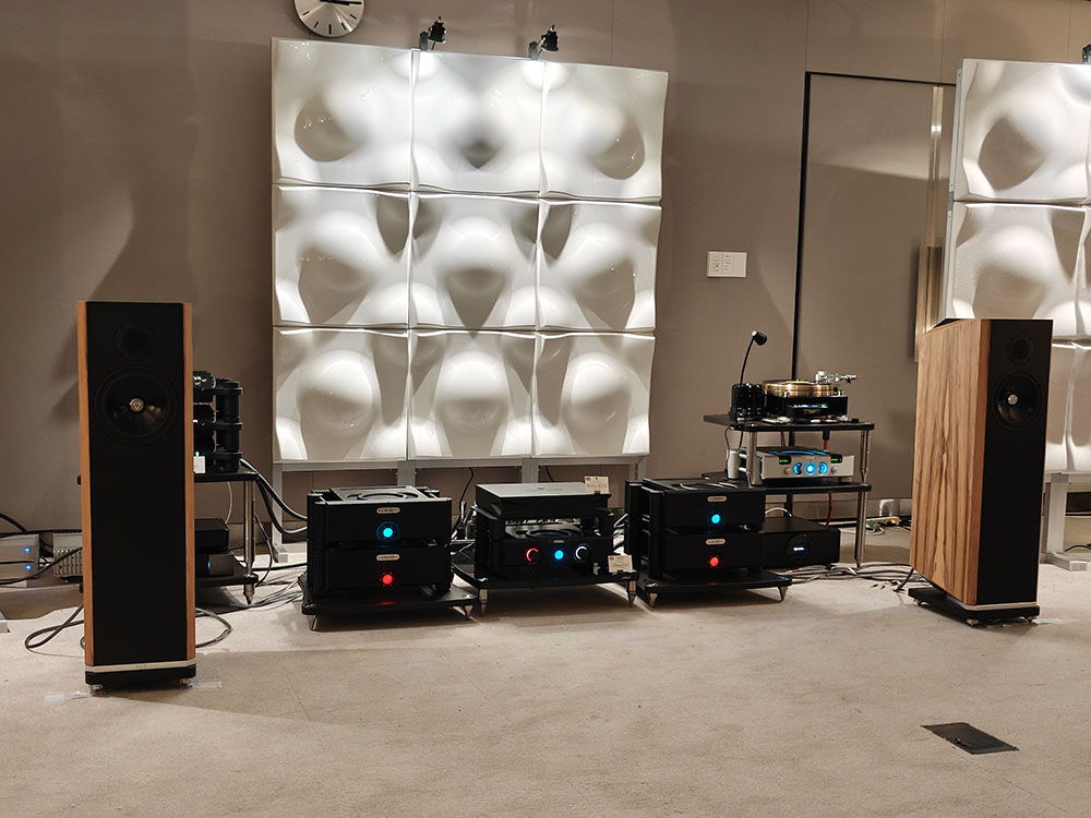 画像: 試聴デモでは、Chordのアンプシステムを介してKUDOSの「TITAN」を入れ替えて鳴らしていた。試聴デモで使用されていたスピーカーは、「TITAN 505 with Stand/ペア」(¥2,860,000・税込)、「TITAN606/ペア」(¥3,410,000・税込)、「TITAN707/ペア」(¥4,950,000・税込)、「TITAN808/ペア」(¥9,680,000・税込)。