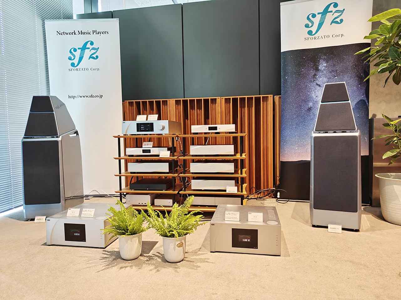 画像: 手前に並んで設置されているのが、ゼファンが取り扱う「CH Precision」のモノラルパワーアンプ(価格:¥13,750,000/ペア・税込)。左右にはステラで取り扱っているWilson Audioの「Sasha V」のスピーカーシステム(価格:¥13,900,000/ペア・税込)がセットされていた