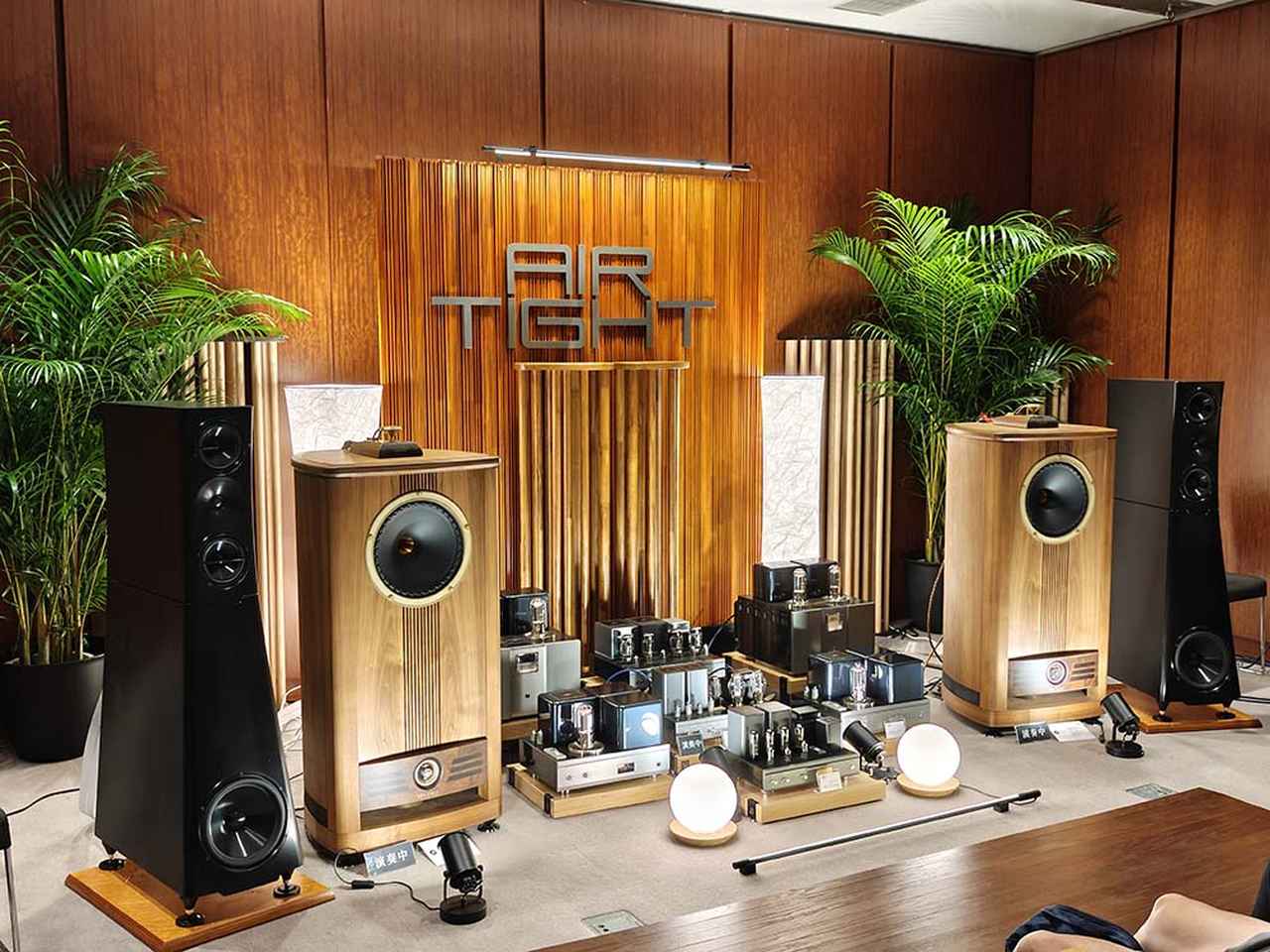 画像: 中央には、ATM-1 2024 edition、ATM-2211J、ATM-300R、ATM-3211、ATM-2 Plusといった管球式アンプがずらりと並ぶ