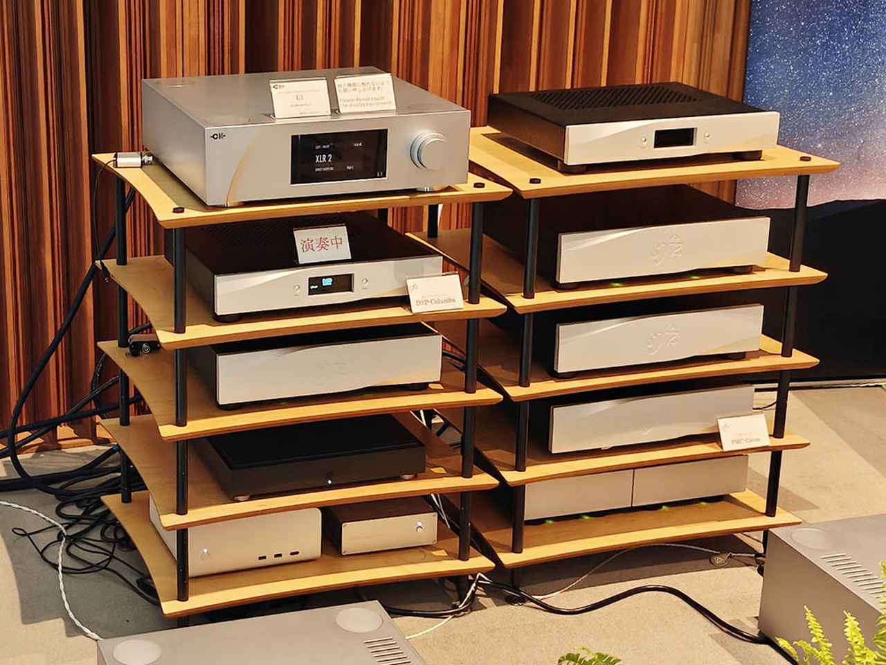 画像: ゼファンで取り扱いをしているCH Precisionのプリアンプ「L1 Dual Mono Line Preamplifier(価格:¥6,380,000・税込)をはじめスフォルツァートの一体型ネットワークプレーヤー(価格:¥1,045,000・税込)やマスタークロックが並ぶ。